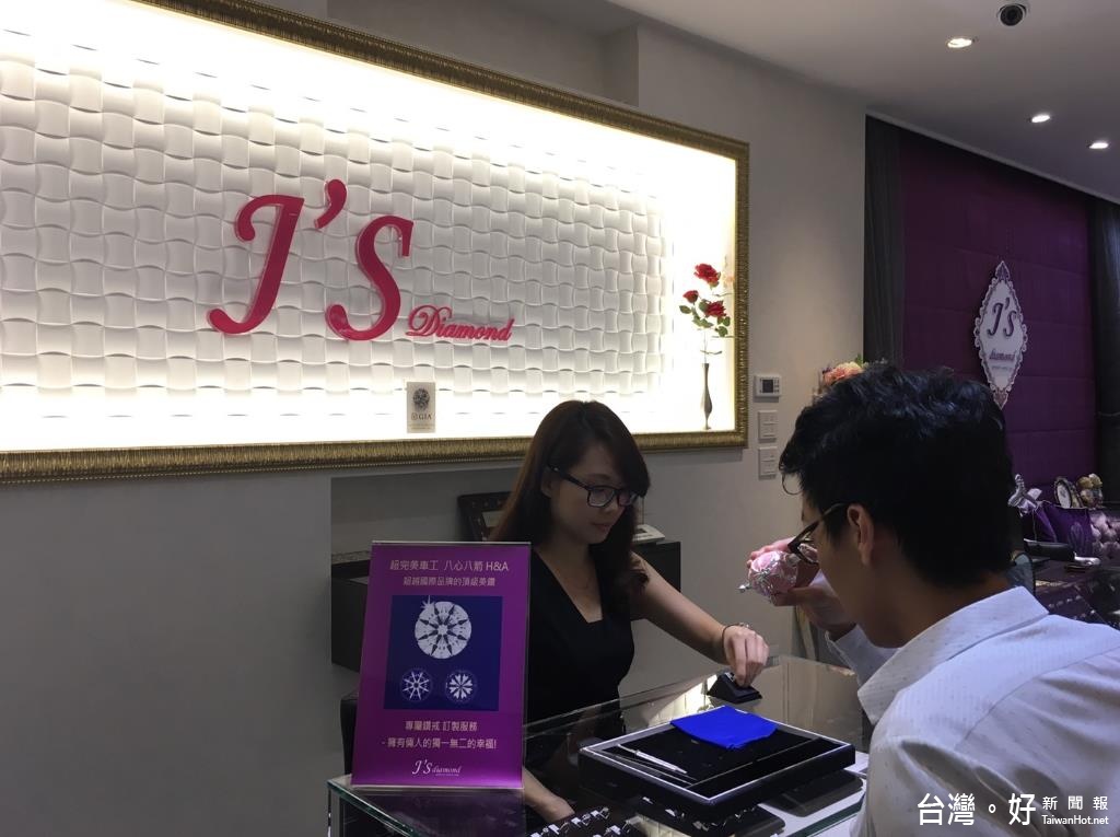 光是八心八箭的挑選就有很大的功夫。(圖/JS Diamond提供)