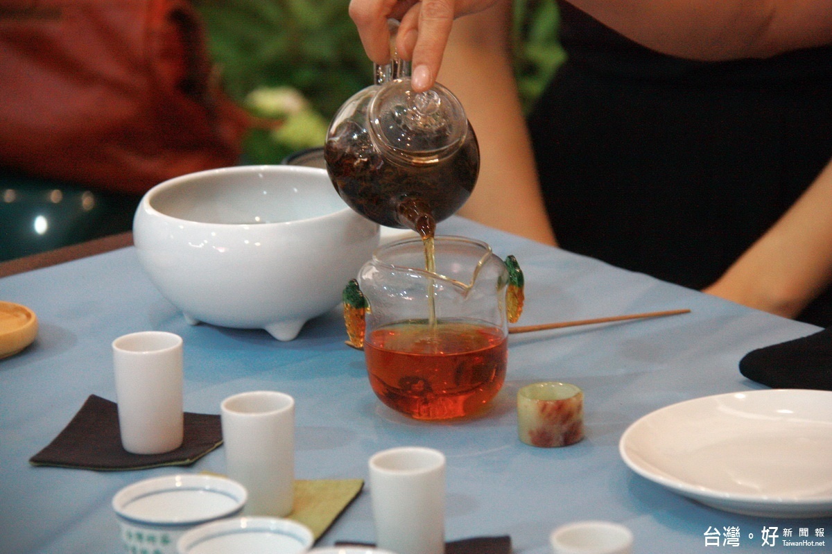 泡紅茶以玻璃壺沖泡可觀茶湯聞茶香。（記者扶小萍攝）