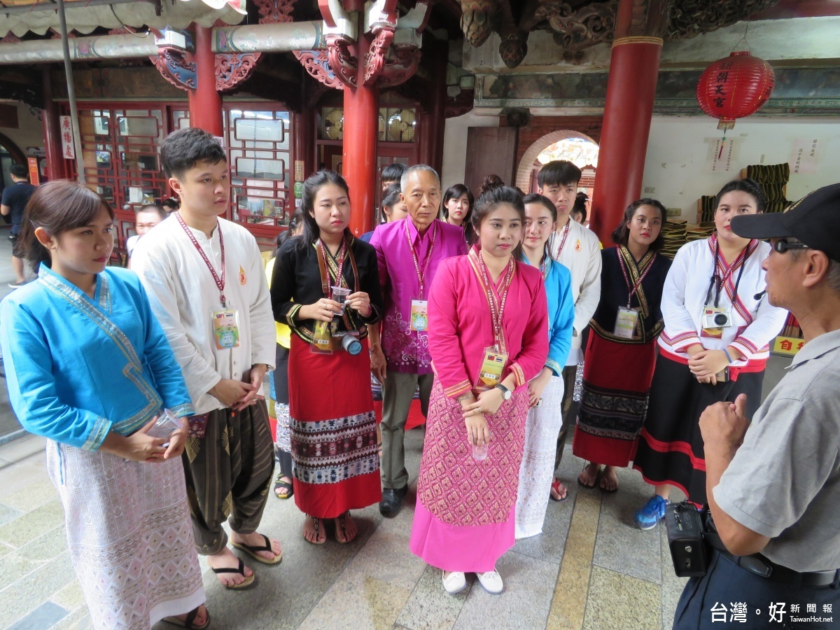 由解說志工團長紀雅博老師詳細解說，讓泰北華裔學生實地了解台灣 宗教文化。（記者蘇榮泉攝）