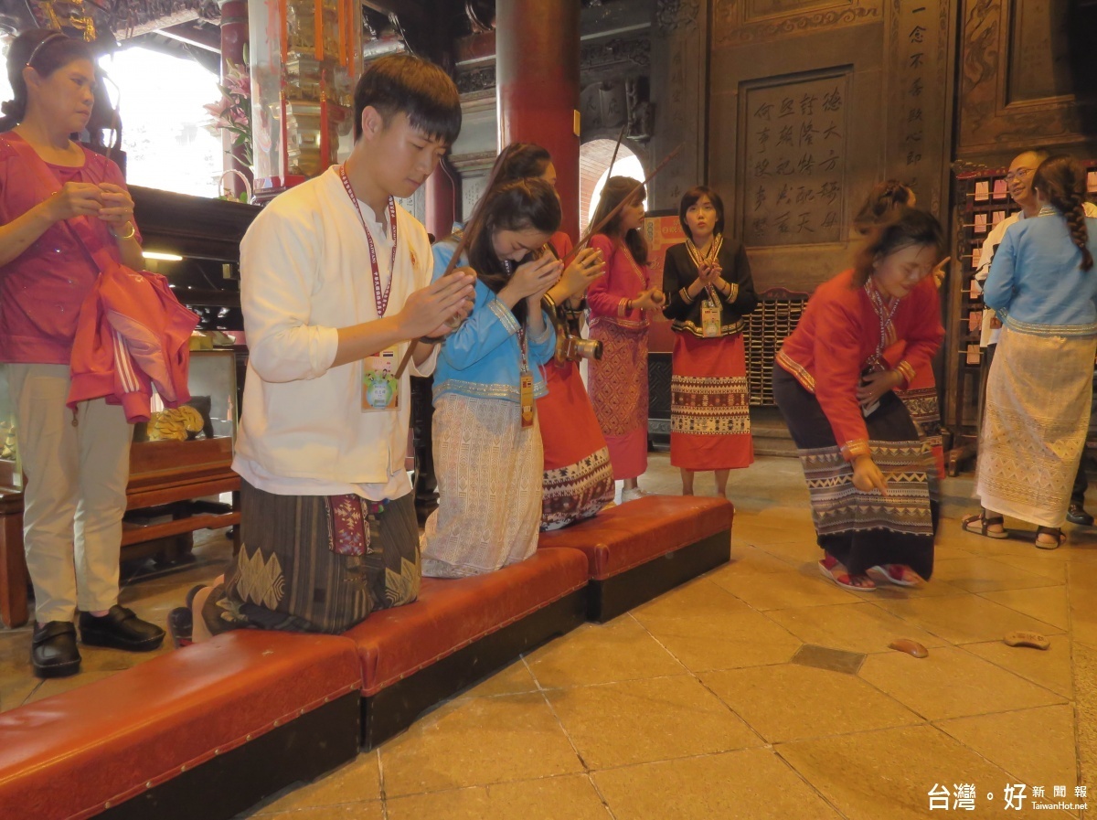 北港媽祖廟大殿前充滿異國風情，吸引眾多進香遊客好奇駐足觀賞。 （記者蘇榮泉攝）