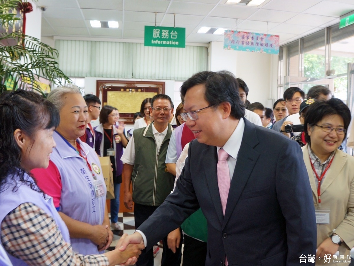 桃園市長鄭文燦在市議員呂林小鳳、衛生局長蔡紫君、八德區長陳玉明陪同下前往八德區衛生所關懷長者疫苗接種情形