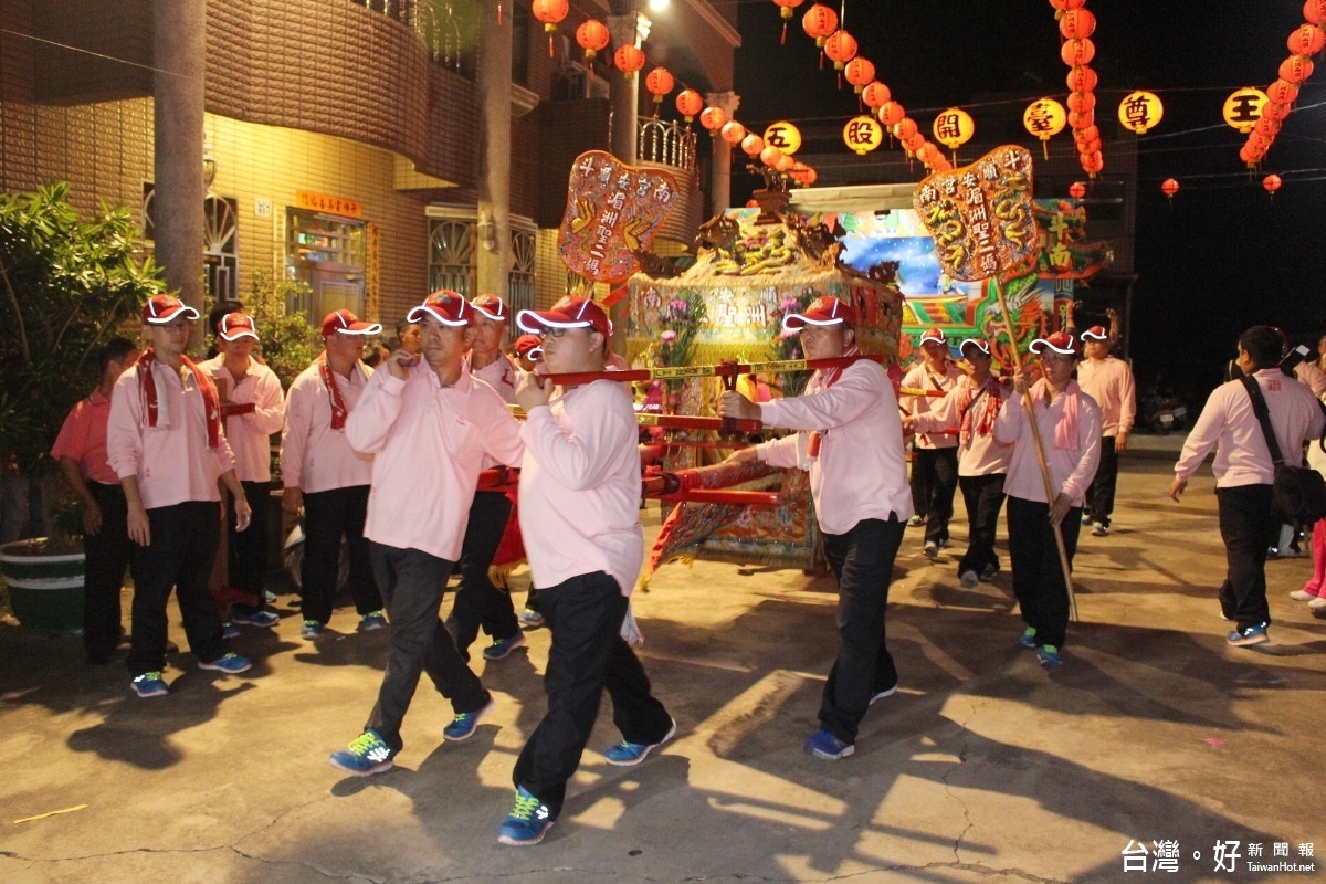 斗南順安宮聖二媽遶境巧逢國姓公過爐破百年例下轎作客,百餘信徒驚喜迎拜。(記者簡勇鵬攝)