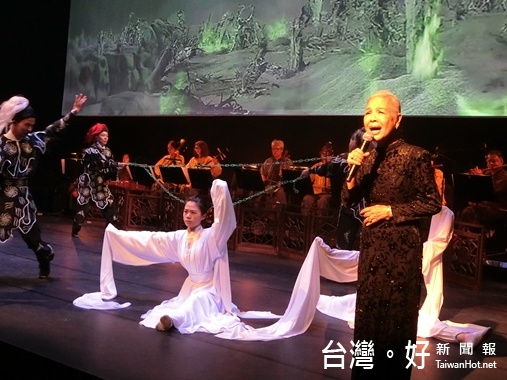 臺中國家劇院10月14日及15日晚上將演出「吟唱東方最美詠嘆調」廖瓊枝老師的彩排。(記者賴淑禎攝)