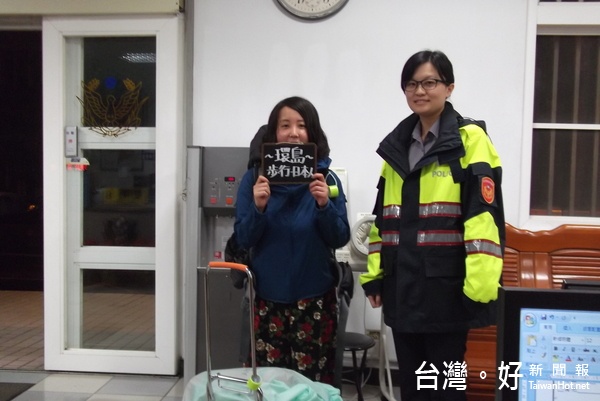 日籍女環島公園紮營,員警擔心深夜安全,主動上前邀請到派出所內住宿,並提供盥洗與熱食。