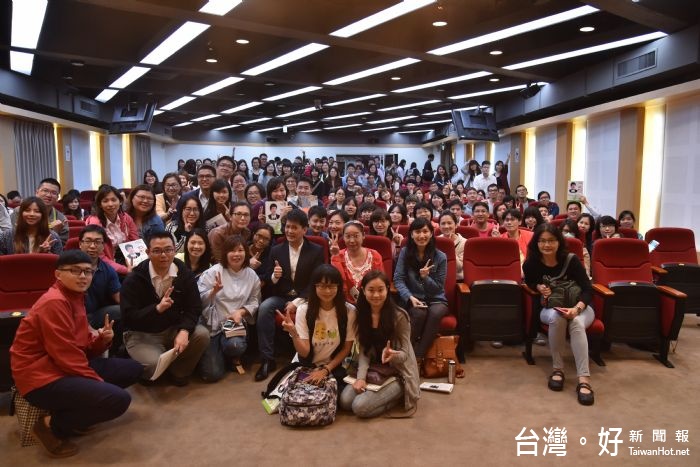 謝哲青鼓勵大家:「專心做一件事,不論什麼事! 願意做別人不想做的工作,永遠多一分準備。當你做好手邊的事,機會就來了」。