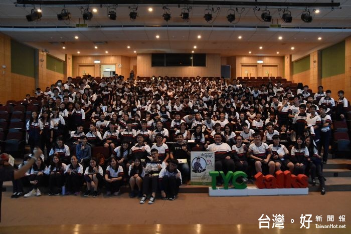 謝哲青鼓勵大家:「專心做一件事,不論什麼事! 願意做別人不想做的工作,永遠多一分準備。當你做好手邊的事,機會就來了」。