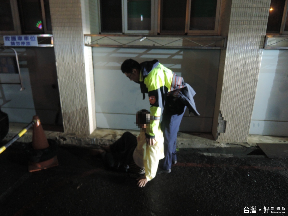 員警規勸謝男要聽醫生專業的建議,還好員警立即發現,否則後果不堪設想。