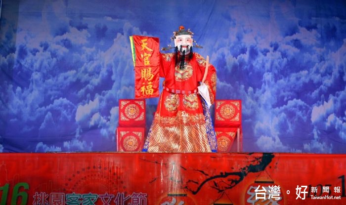 鄭市長表示,平安戲在客家地區已經有200年歷史,今年的「大戲巡庄」巡演至八德,有特別的意義,也讓鄉親感受到不一樣的客家文化。