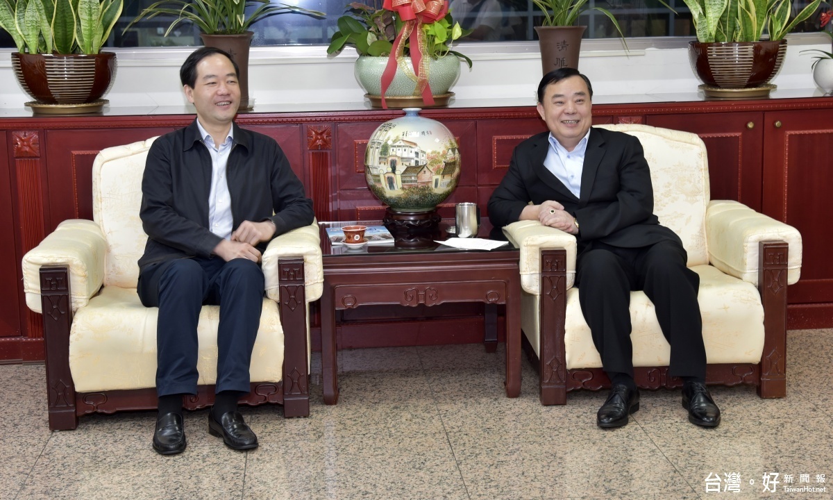 邱奕勝議長親自接待,上海普陀區區委常委黃海平與青創交流團。