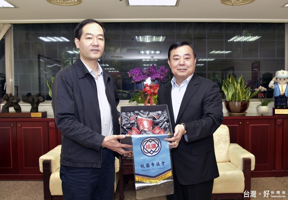 邱奕勝議長親自接待,上海普陀區區委常委黃海平與青創交流團。