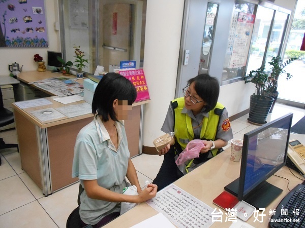 失智女子深夜外出迷途,龍潭熱心警員協查身分助返家。