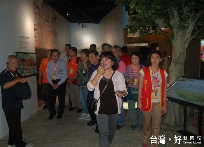 馬國參訪團一行，由桃園土地公文化館專業人員導覽，分別參觀了二、三樓的展出。