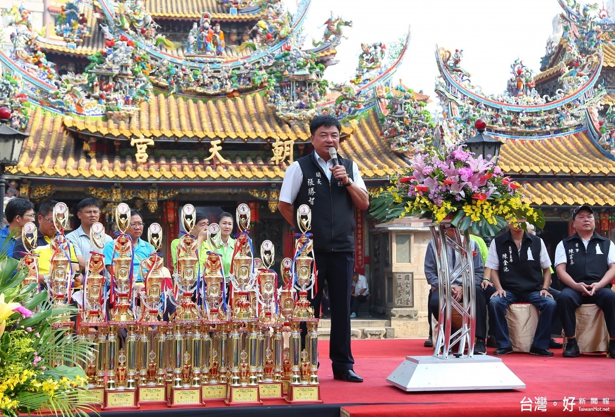 北港鎮長張勝智向來自全國排球選手，為明年臺灣燈會在雲林縣加以宣傳。（記者蘇榮泉攝） 