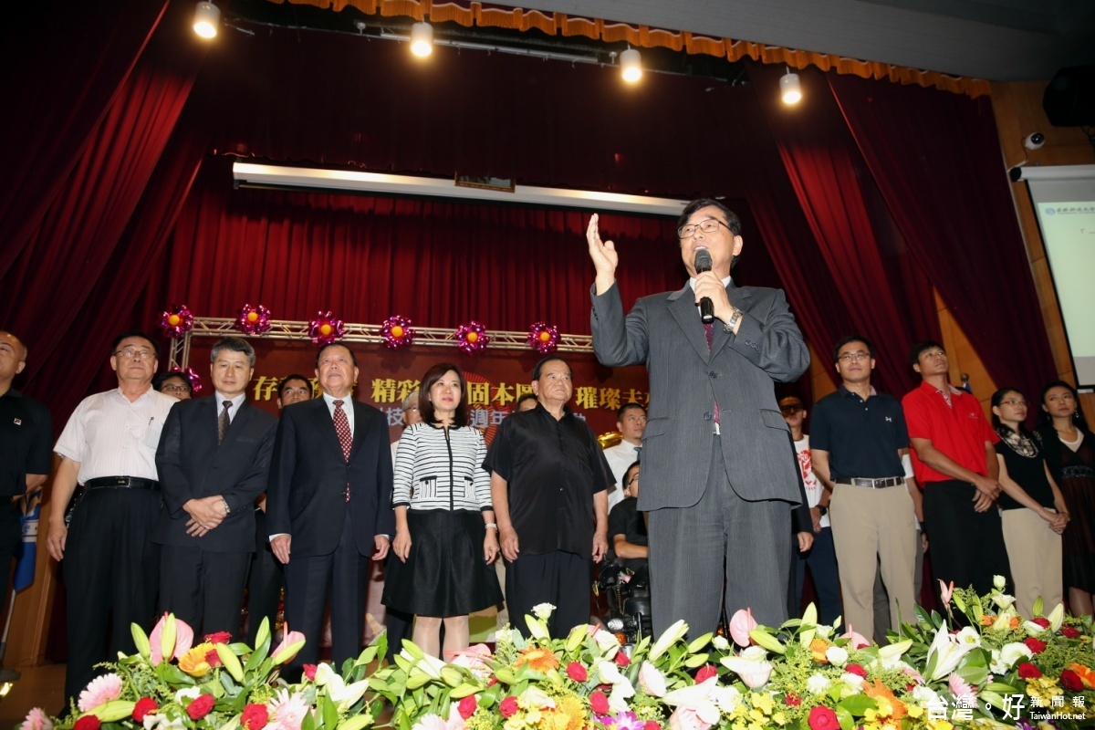 全國教育會林耀東理事長及各高中職校長近百位貴賓親自蒞臨祝賀。 (記者蘇榮泉攝)