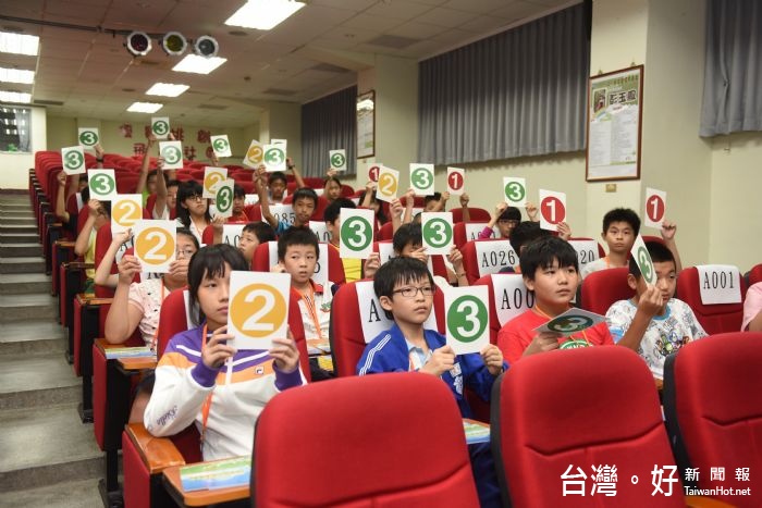 各選手於驟死賽舉牌,賽況精彩刺激 。
