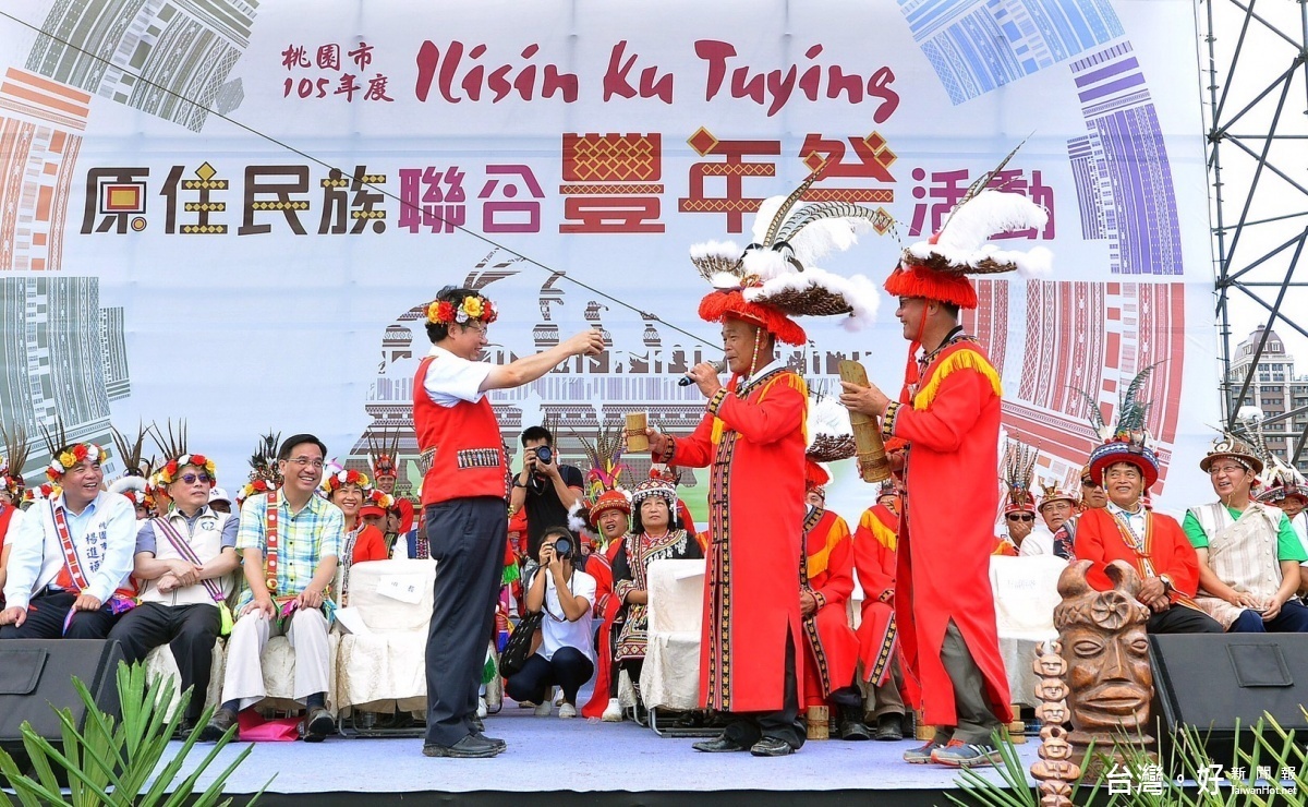 鄭市長表示,「豐年祭」是原住民族的年節,族人們以豐富祭品及歌聲舞蹈,對祖靈帶來的保祐及豐收表達感謝。