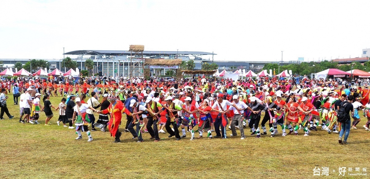 鄭市長表示,「豐年祭」是原住民族的年節,族人們以豐富祭品及歌聲舞蹈,對祖靈帶來的保祐及豐收表達感謝。