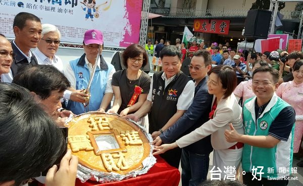 北港糕餅麻油節揭幕　上萬民眾擠爆北港商圈
