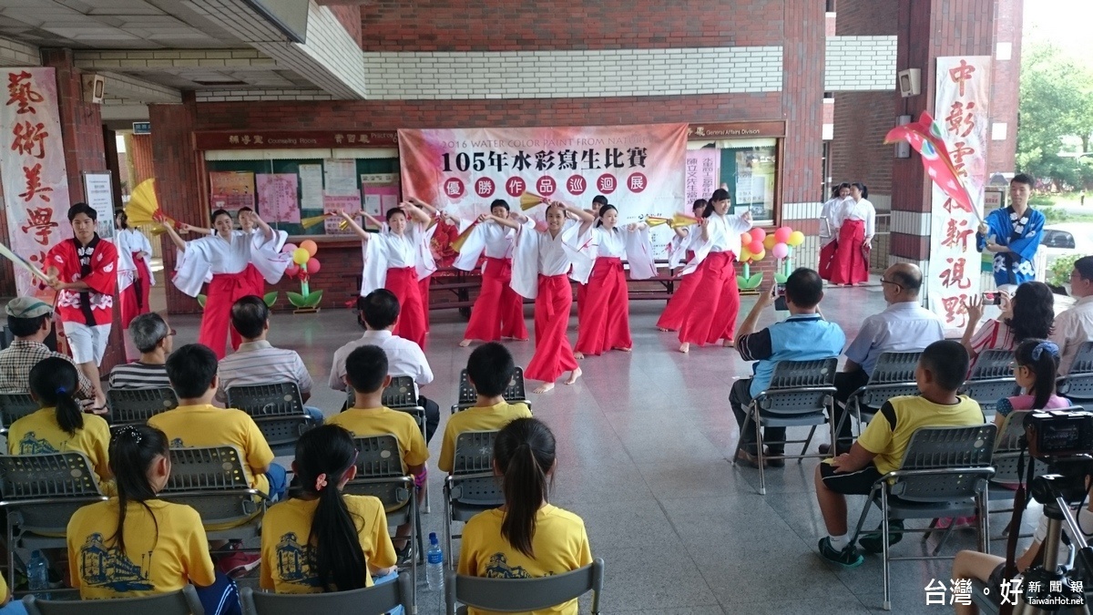 開幕式水里商工應日科祭典迎賓舞表演。