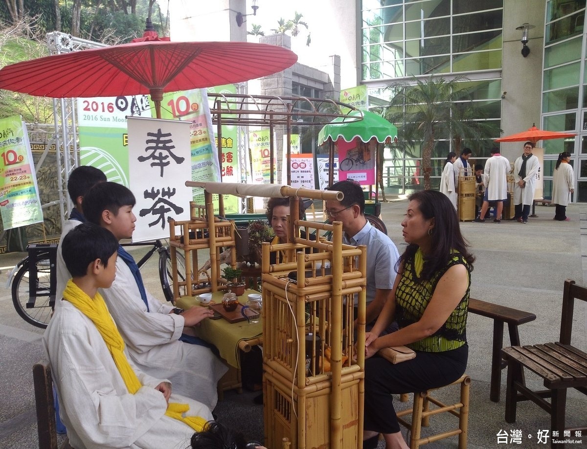 魚池國中的小小茶藝師，在記者會會場，擺設古味十足的行動茶席，奉茶貴賓品茗。〈記者吳素珍攝〉