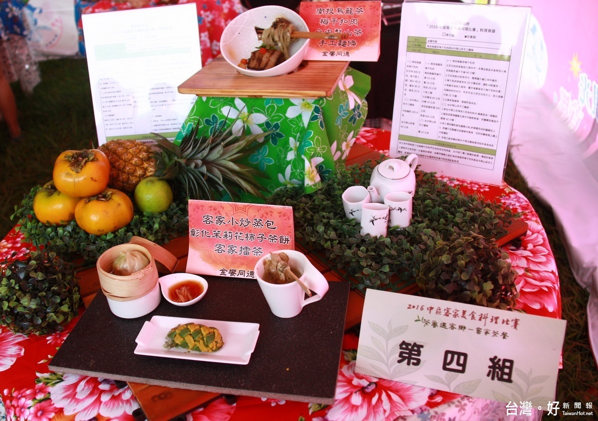 同德教師以客家小炒做小籠包內饀非常費工。(記者扶小萍攝)