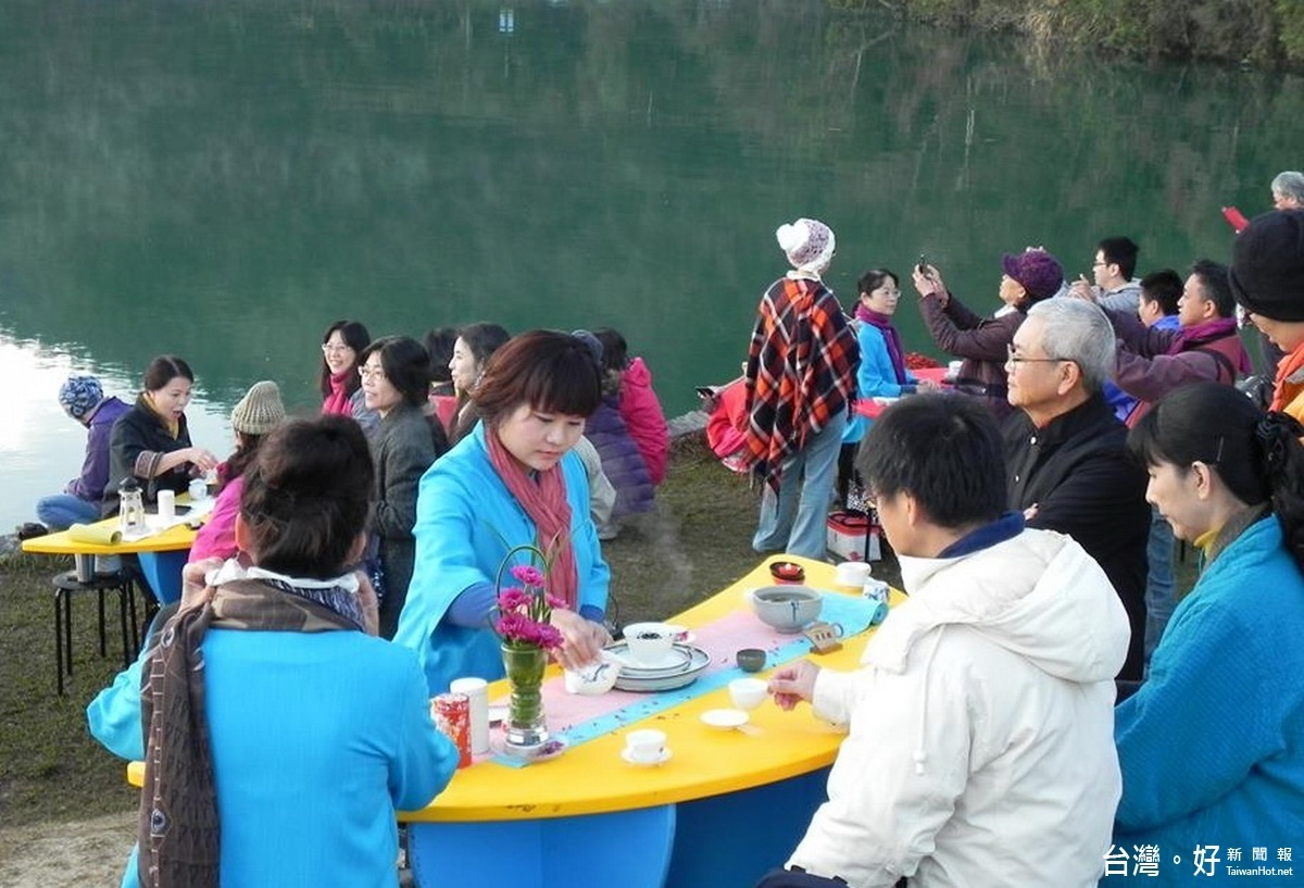鄉長陳錦倫歡迎全國所有的愛茶人士到魚池鄉來，享受10月環山抱水浪漫迷人的「日月茶會」–享戀茶會。