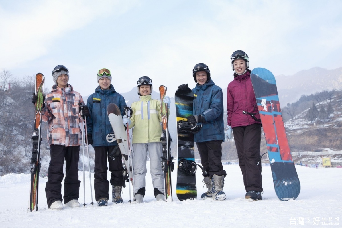 滑雪場提供雪板、雪橇等專業雪具讓旅客可以盡情享受刺激的速度快感。(圖/喜鴻假期提供)
