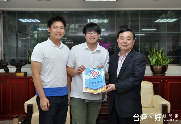 邱議長致贈議會會旗給學生會。