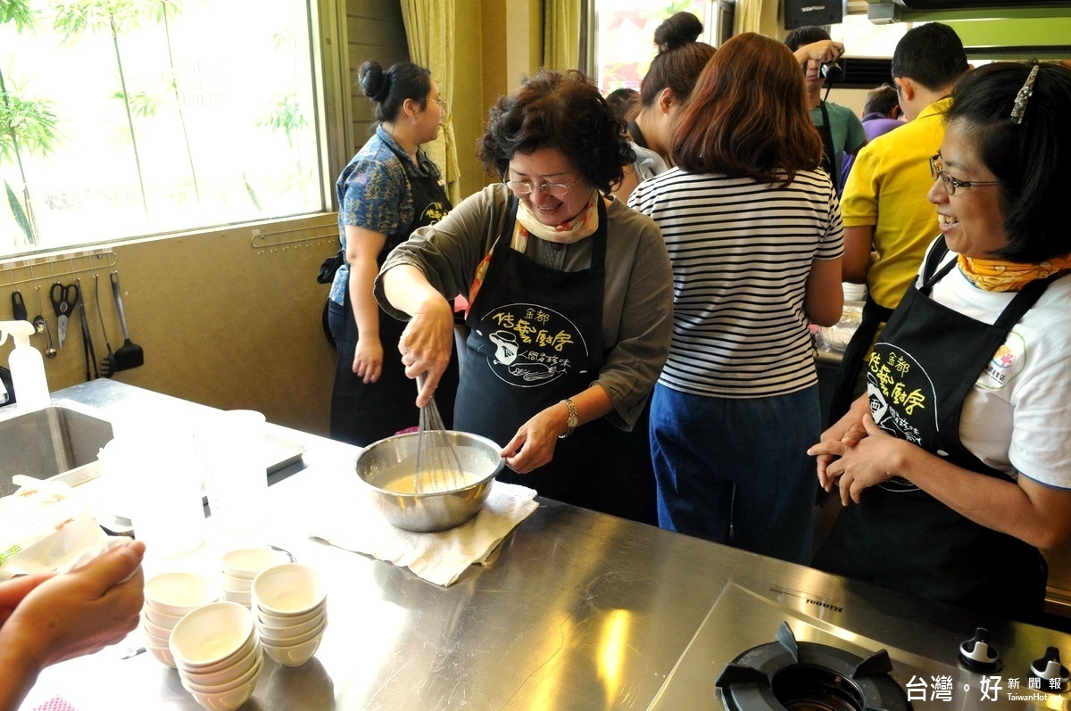 日管處假埔里金都餐廳的「傳藝廚房」讓遊客參與以埔里自然無毒之茭白筍等食材烹飪碗粿、黃粉粿等廚藝體驗。