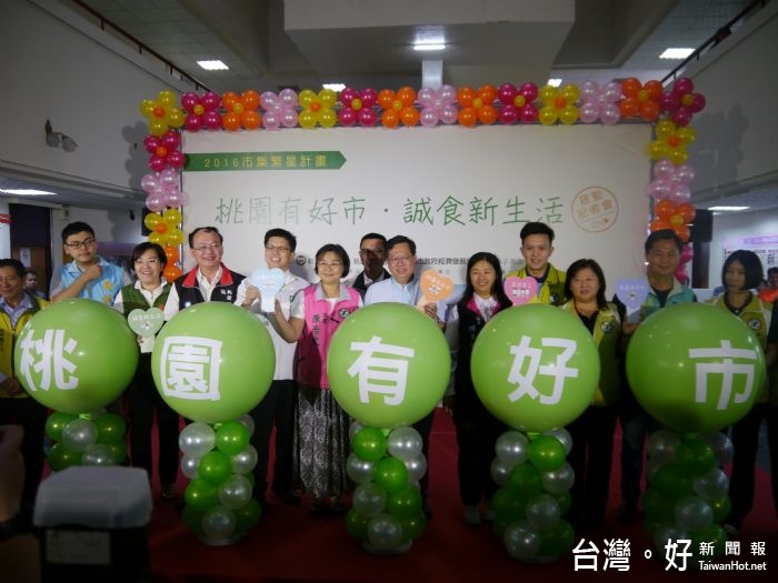 鄭市長說,報名攤商數合計120攤,經過一番激烈競賽後,15家優質老店脫穎而出。