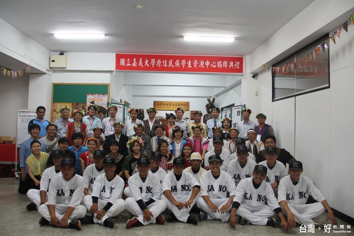 圖2:揭牌後,與會貴賓合照