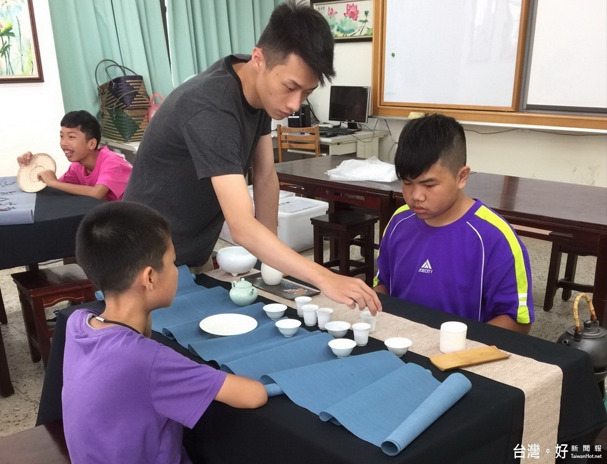 陳建中是名間在地專業茶藝師，指導學童泡茶屢傳佳績。