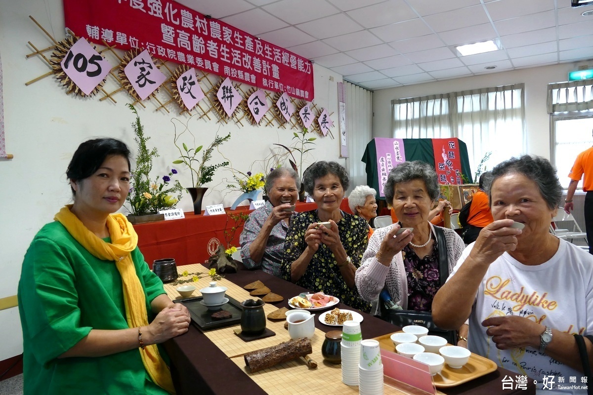 竹山茶道協會的茶席展演，阿嬤們開心的喝著竹山鎮杉林溪的好茶。