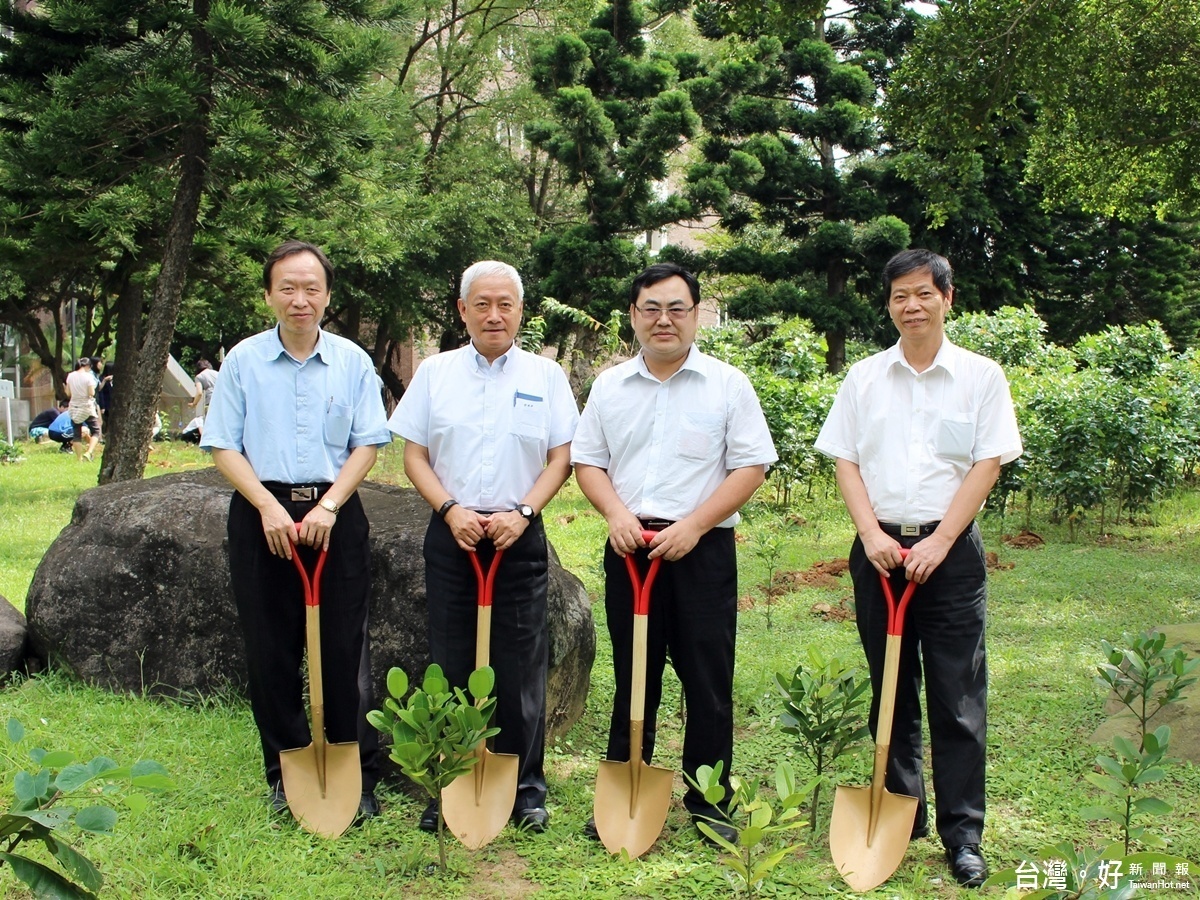 長庚大學植樹活動栽種500株樹苗,由包家駒校長、陳君侃副校長、邱文科主任秘書也率領團隊栽種樹苗,為活動拉開序幕