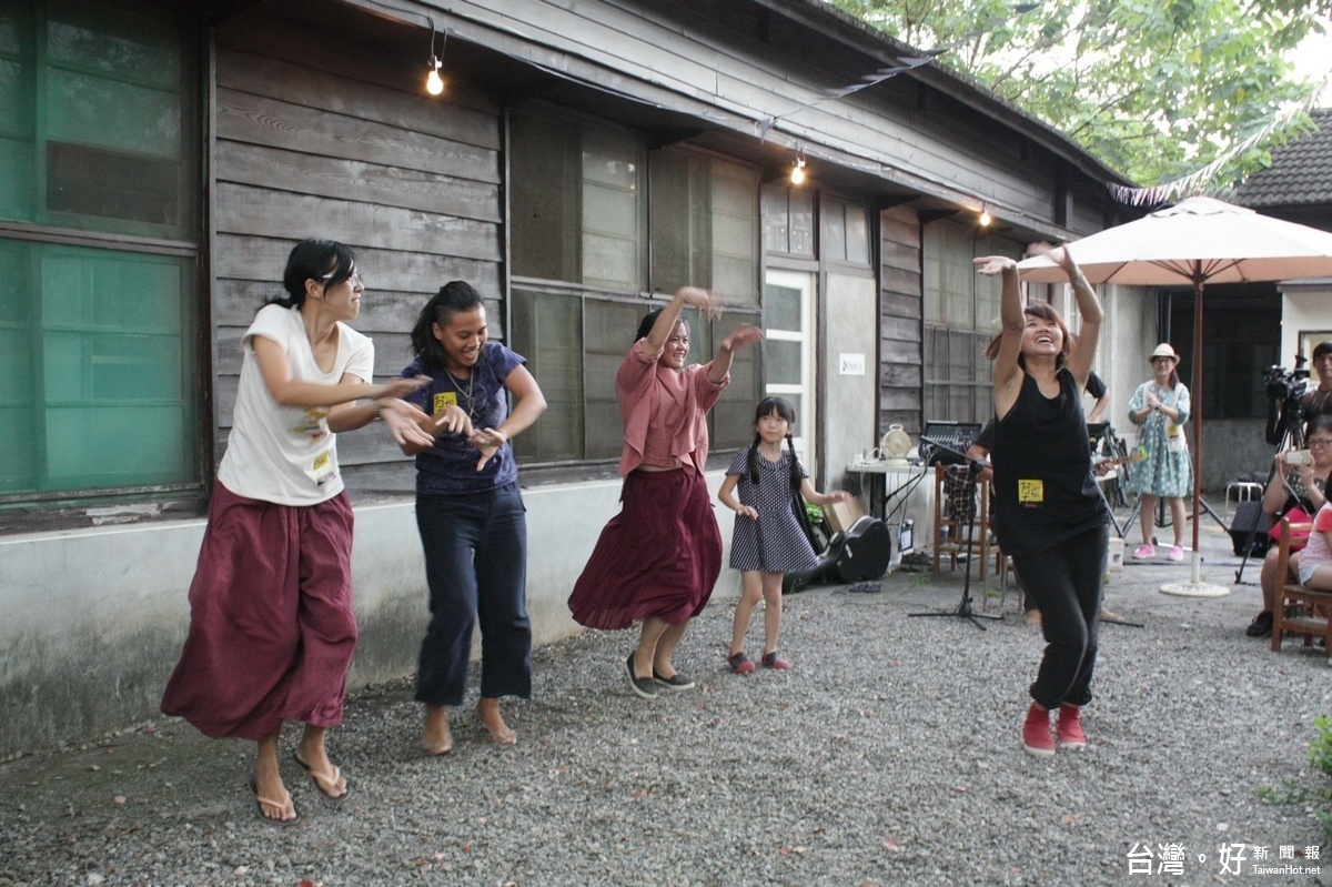 「草根音樂節」於集集樟腦出張所登場，壞鞋子舞蹈劇團的演出，表演者透過音樂或舞蹈來訴說對土地的愛。