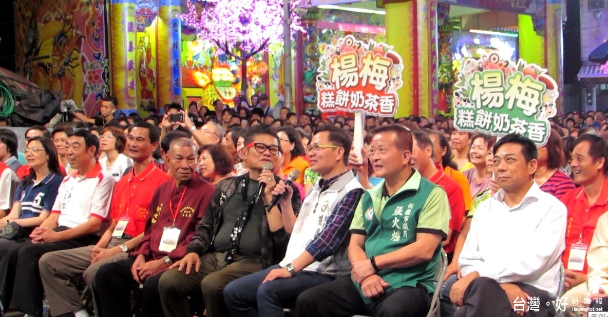 鄭文燦市長表示,向各方神明參拜祈福,祈求三官大帝保佑,讓楊梅能夠蓬勃發展。