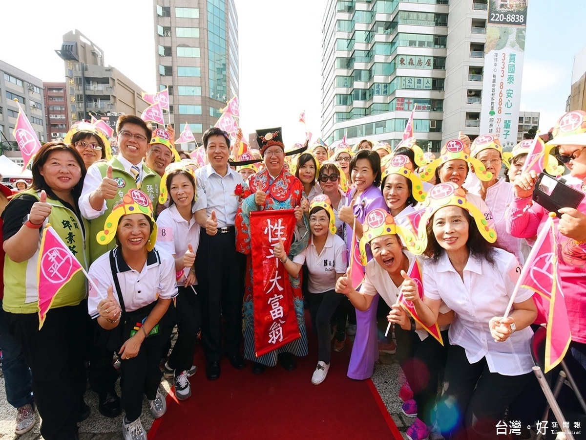 桃園市長鄭文燦身著財神爺服裝於市府前廣場,出席「性平大富翁-婦權歡樂派」宣導活動