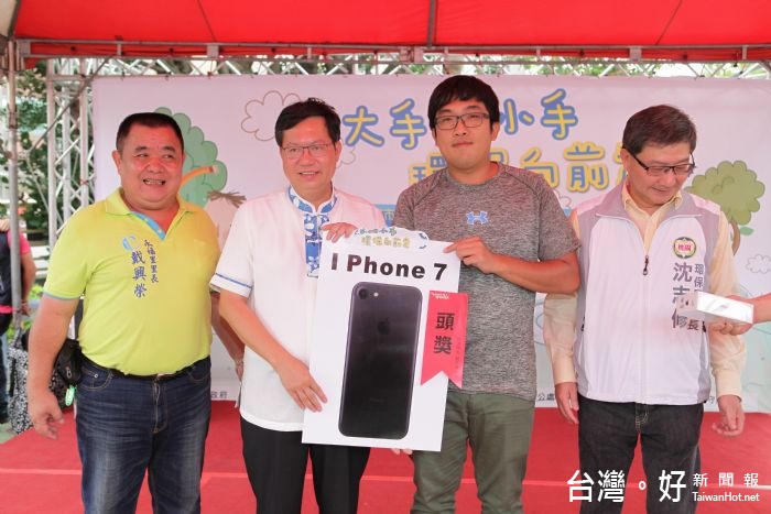 鄭文燦市長表示,藉由植物可淨化空氣污染物的能力,有效改善空氣品質,減少二氧化碳排放。