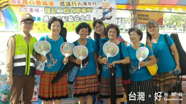 北港警方現場實施反詐騙宣導,針對詐騙集團之慣用手法逐一講解說明,呼籲民眾要有警覺性。(記者陳昭宗拍攝)