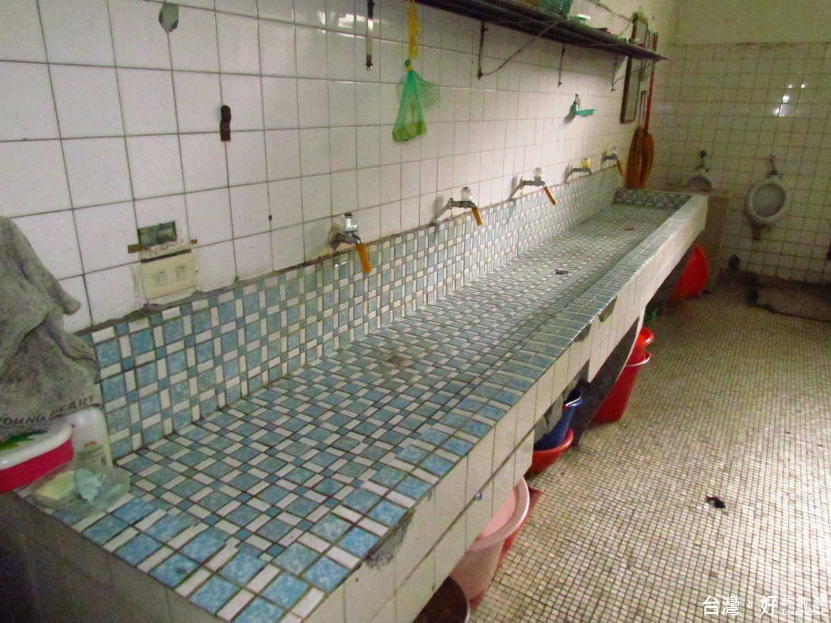 「國軍八德退員宿舍」已有38年歷史，屋齡雖然老舊，可是浴室內還是整理的一塵不染