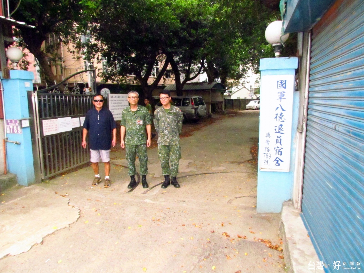 五三工兵群的政戰官陳志銘(中)與退舍自治會長王茂盛(左)巡視到退舍的大門後留影