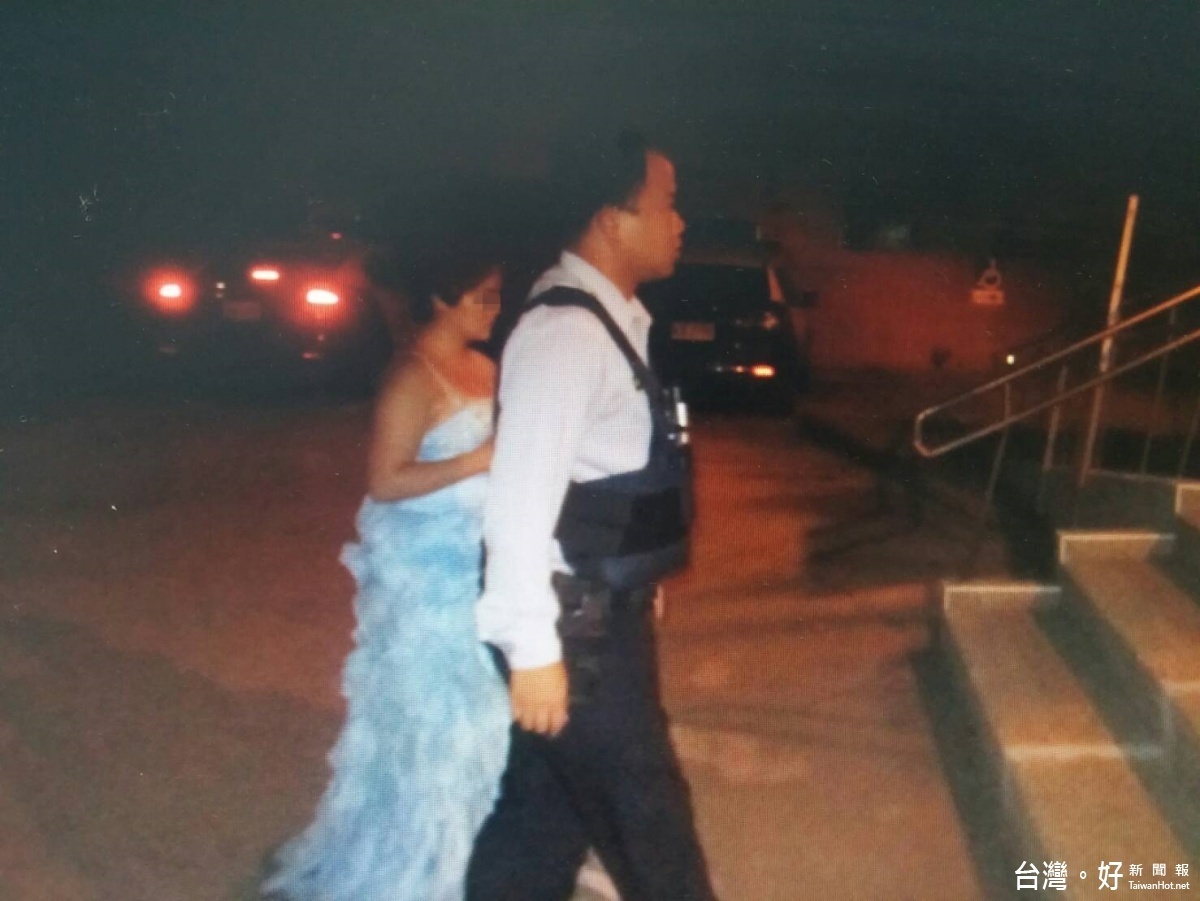 何姓女子婚姻不被祝福,穿婚紗海邊尋短,警方及時救回。