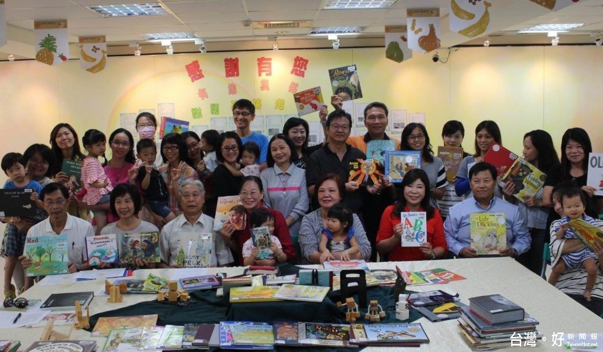 市長謝淑亞榮獲今年的「圖書館傑出人士貢獻獎」，12月3日將與同獲此獎的台南市長賴清德，於國家圖書館接受頒獎表揚，親友前往道賀。（記者蘇榮泉攝）