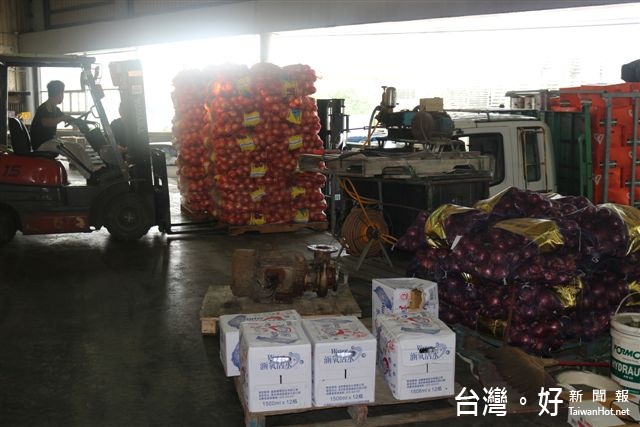 雲林地檢署為防止菜商以大型冷藏庫囤積蔬果、哄抬菜價,再度率領警方及縣府農業處人員聯合出擊。(雲林地檢署提供)