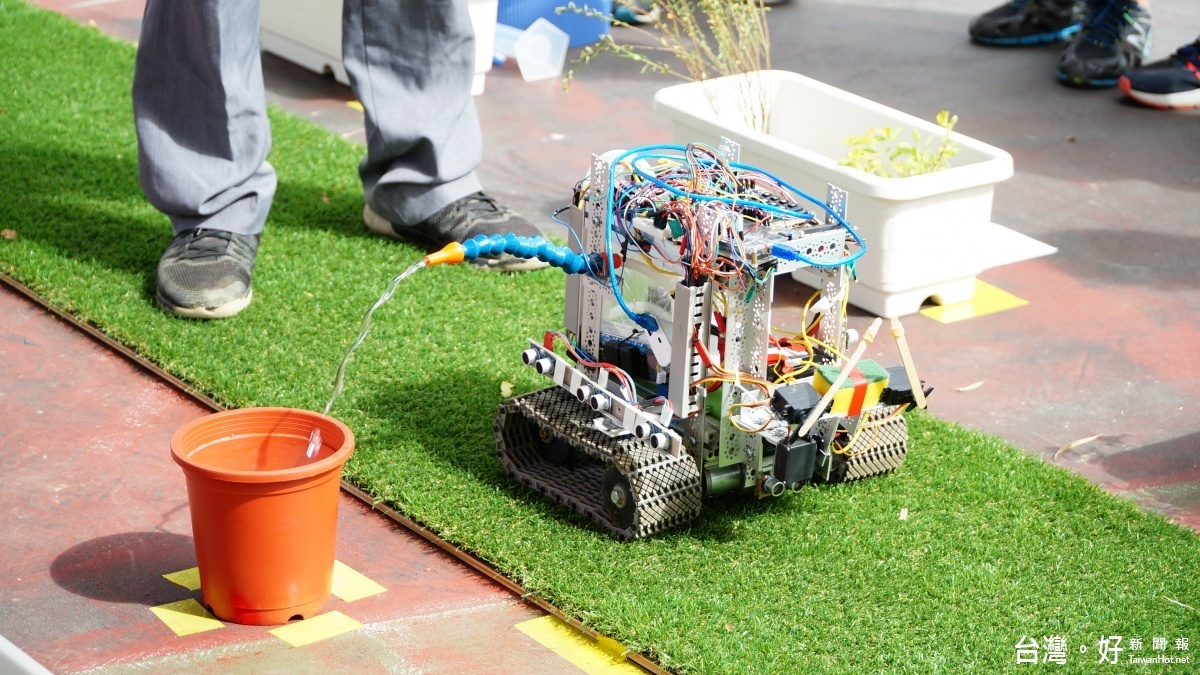 圖1:機器人在對盆栽精準澆灌