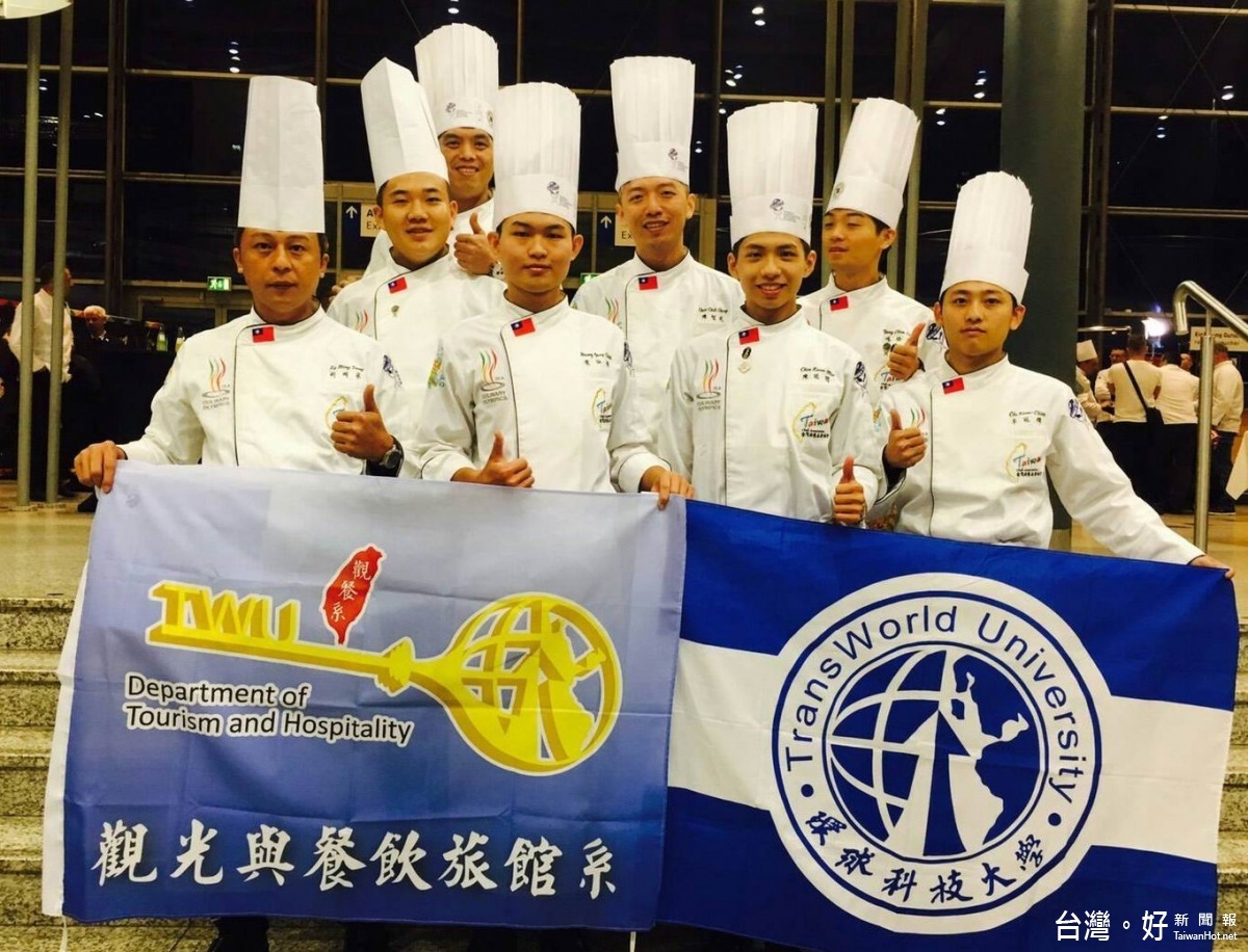 5名觀光餐飲旅館系學生由柯明宗老師率領,再度站上國際舞台,讓世界看見臺灣,為國家爭光。(記者蘇榮泉攝)