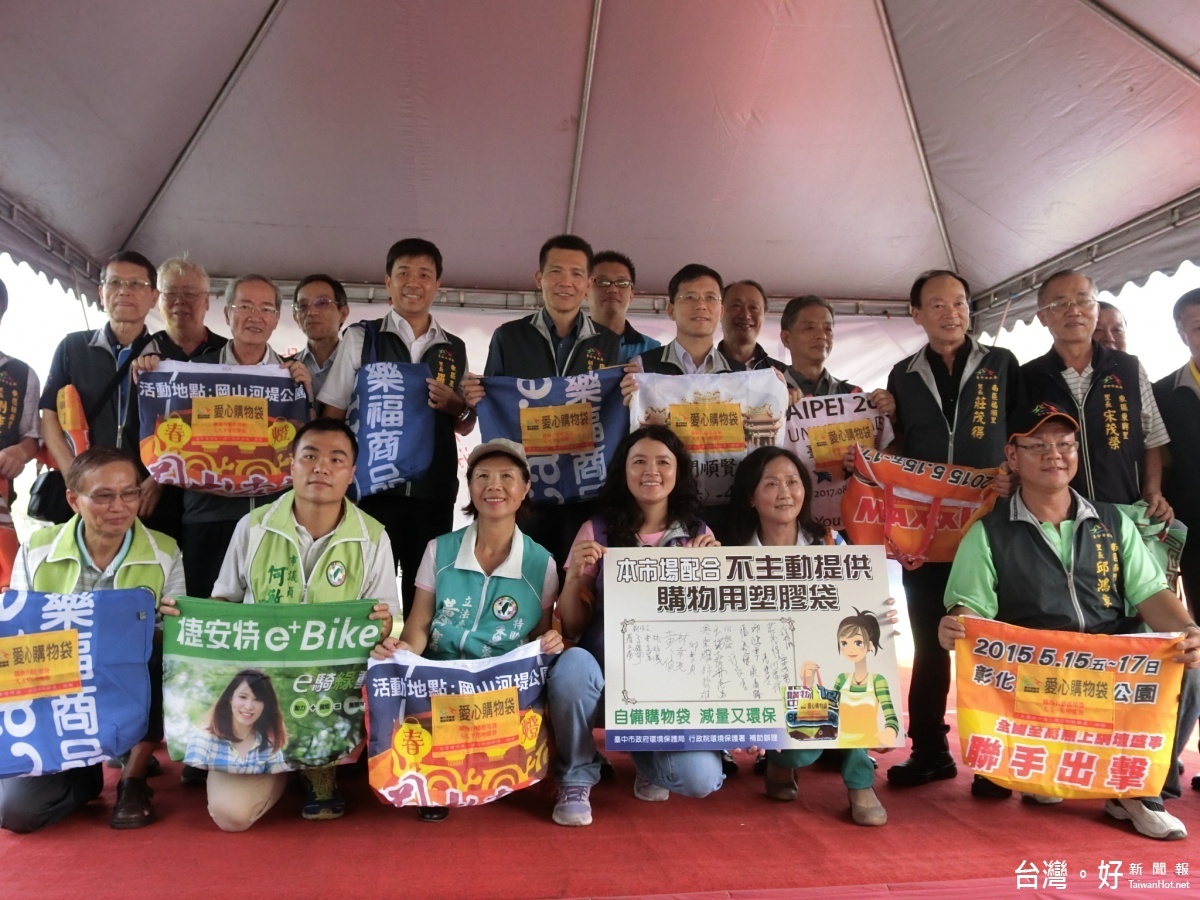 台中市環保局在建國市場舉辦購物袋循環再利用的活動,許多里長都親自參與,並簽下參與聯署書一起響應。(記者賴淑禎攝)