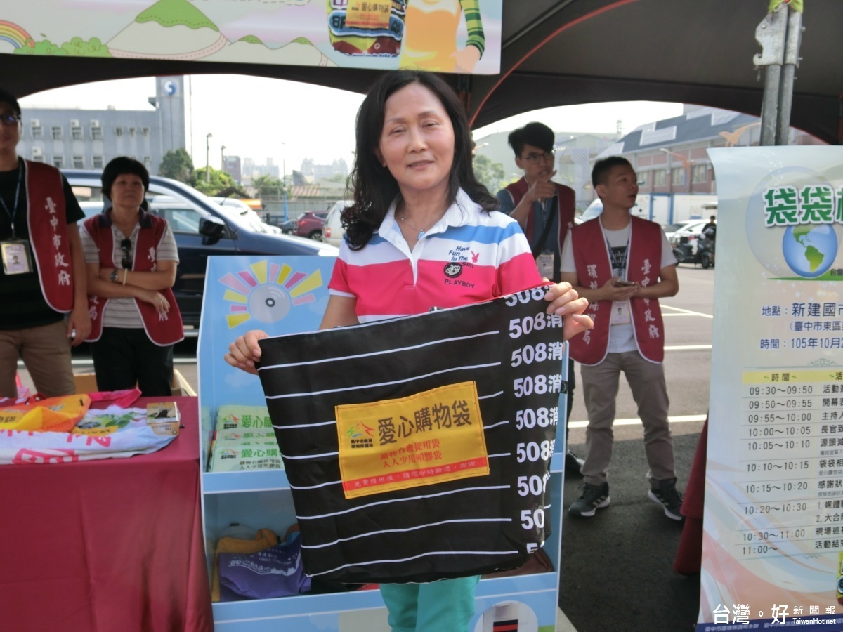 台中市資源回收志工隊長張秀暖表示,愛心購物袋雖然是回收的活動旗幟所製成,不過很堅固耐用。(記者賴淑禎攝)