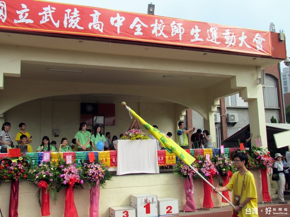 武陵高中運動會變裝秀出場吸晴,運動選手持班旗帶領同學過觀禮臺