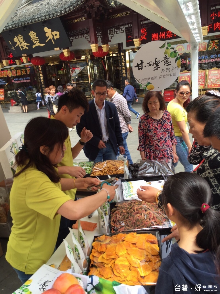 即便是在大陸推廣,范曜鵬也讓當地人甘心樂意的採買(圖/甘心樂意提供)